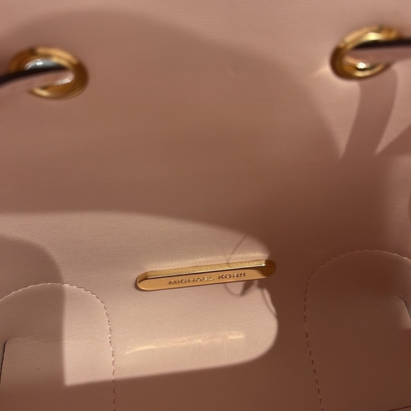 MICHAEL KORS 35F2GM9M1B MERCER SMALL BUCKET DRAWSTRING CROSSBODY
Dk Powder Blush - Picture 7 of 16